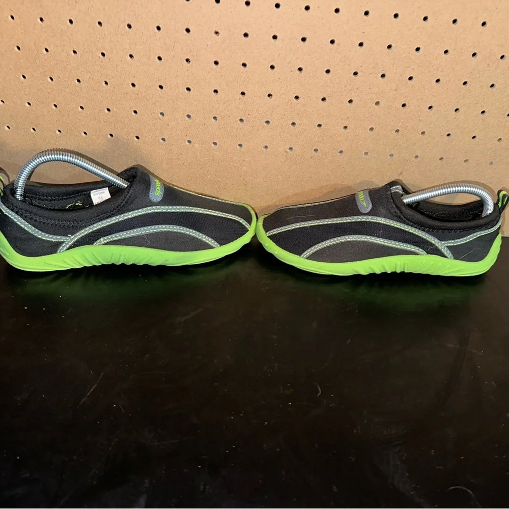 SLIP ON WATER SHOES SPEEDO Black w/LIME GREEN KIDS Med. Size 2/3